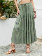 🎀 Jupe maxi bohème à imprimé portée en mouvement, vue d'ensemble illustrant l'esprit libre et romantique du style bohème chic"