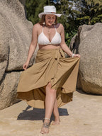 💃 Vue latérale profil jupe grande taille high-low asymétrique - Détail de l'ourlet asymétrique dramatique visible de côté, ceinture à nouer à la taille, mouvement fluide et gracieux du tissu, silhouette élégante et moderne
