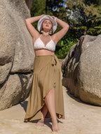 👗 Gros plan détail ceinture à nouer et ourlet asymétrique de la jupe grande taille - Vue rapprochée de la ceinture ajustable nouée, finitions soignées, qualité premium du tissu fluide, détails de construction sophistiqués
