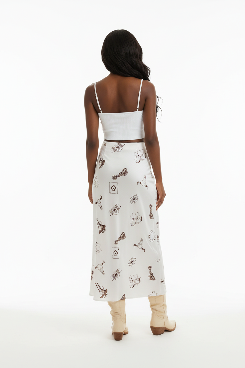 Jupe longue western Black-Coat blanche à imprimé cowboy - vue arrière complète d'une mannequin sur fond blanc studio, dévoilant la construction arrière avec taille élastique invisible, le mouvement fluide du tissu léger et l'imprimé western qui fait le tour complet de la jupe