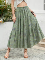 "🌸 Femme portant une jupe maxi bohème à imprimé artistique et volants étagés avec cordon de serrage, vue de face complète, style romantique"