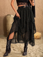 Gros plan sur les détails dentelle et volants de la jupe midi BLACK-COAT - observez la délicatesse de la dentelle qui ajoute touche romantique raffinée, la superposition des volants qui crée dimension sculpturale, la qualité du tissu polyester opaque - là où artisanat délicat rencontre design premium accessible
