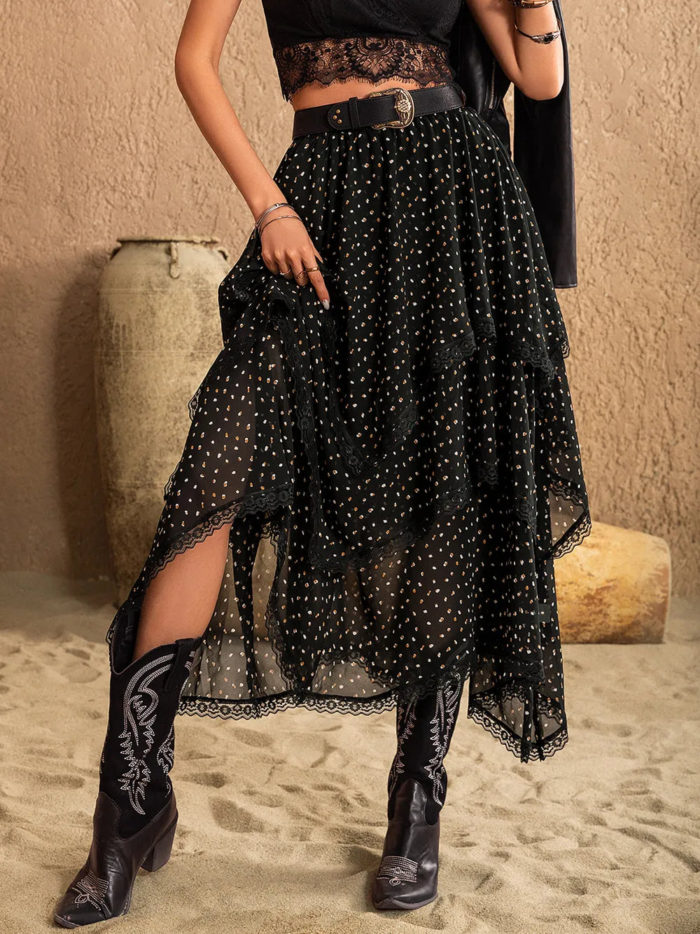 Gros plan sur les détails dentelle et volants de la jupe midi BLACK-COAT - observez la délicatesse de la dentelle qui ajoute touche romantique raffinée, la superposition des volants qui crée dimension sculpturale, la qualité du tissu polyester opaque - là où artisanat délicat rencontre design premium accessible
