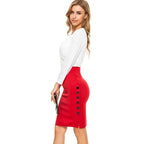 Vue complète jupe crayon midi bureau portée, ensemble montrant la silhouette crayon ajustée, la fente avec boutons, la longueur midi professionnelle, style office élégant pour femmes actives
