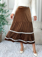  Détail des volants étagés de la jupe en velours, vue rapprochée montrant la texture luxueuse et les finitions raffinées"