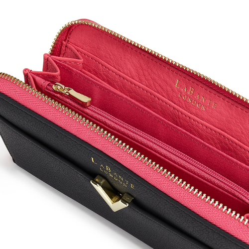 "Détail intérieur portefeuille avec multiples rangements"