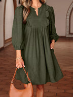 Mini robe en velours côtelé plissé avec manches bracelet trois-quarts, encolure fendue en V, détails festonnés décoratifs, texture côtelée, vue de face montrant tous les détails vintage romantiques
