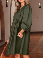 Vue latérale profil mini robe velours côtelé plissé, manches bracelet trois-quarts visibles de côté, encolure fendue, détails festonnés, texture côtelée plissée, silhouette vintage romantique
