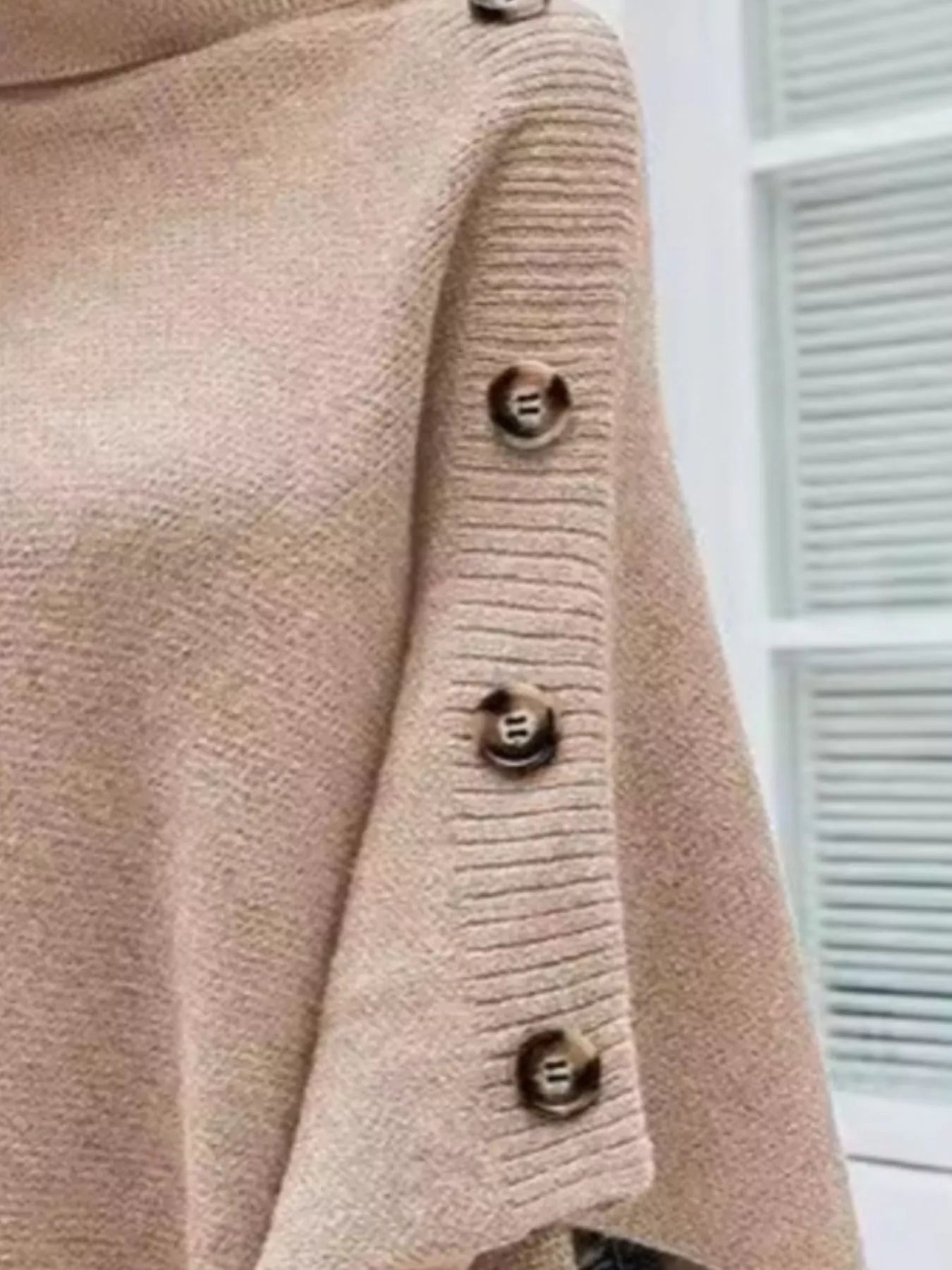 🌟 Poncho col roulé boutonné BLACK-COAT - gros plan détaillé sur les boutons décoratifs raffinés, le col roulé confortable et la qualité de la maille acrylique douce ✨
