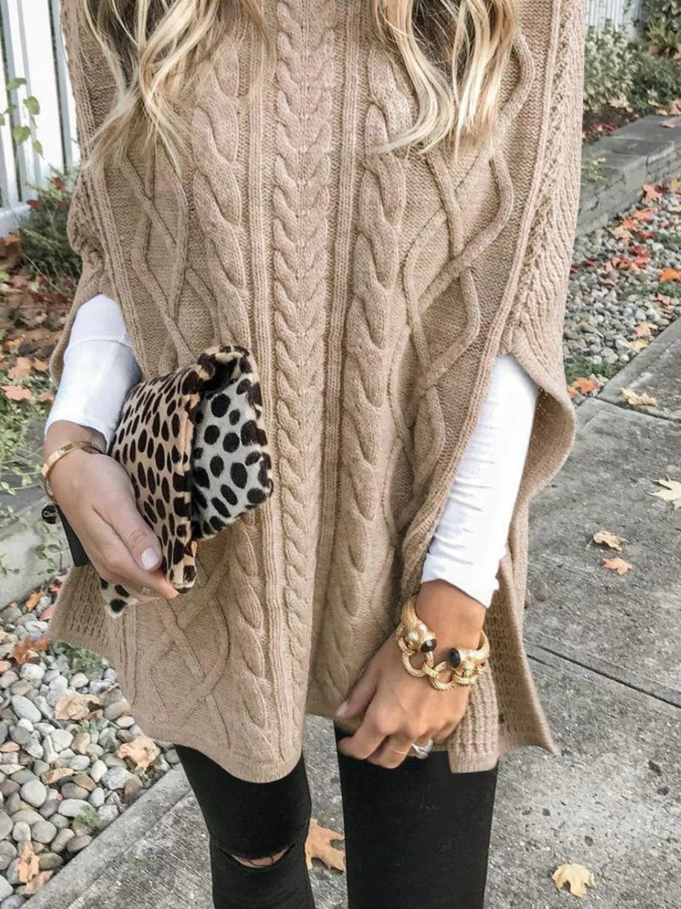 💎 Poncho col roulé torsadé épais BLACK-COAT - vue complète montrant l'ajustement ample confortable, le style cosy-chic spectaculaire et la chaleur enveloppante de ce poncho chunky cable-knit ✨
