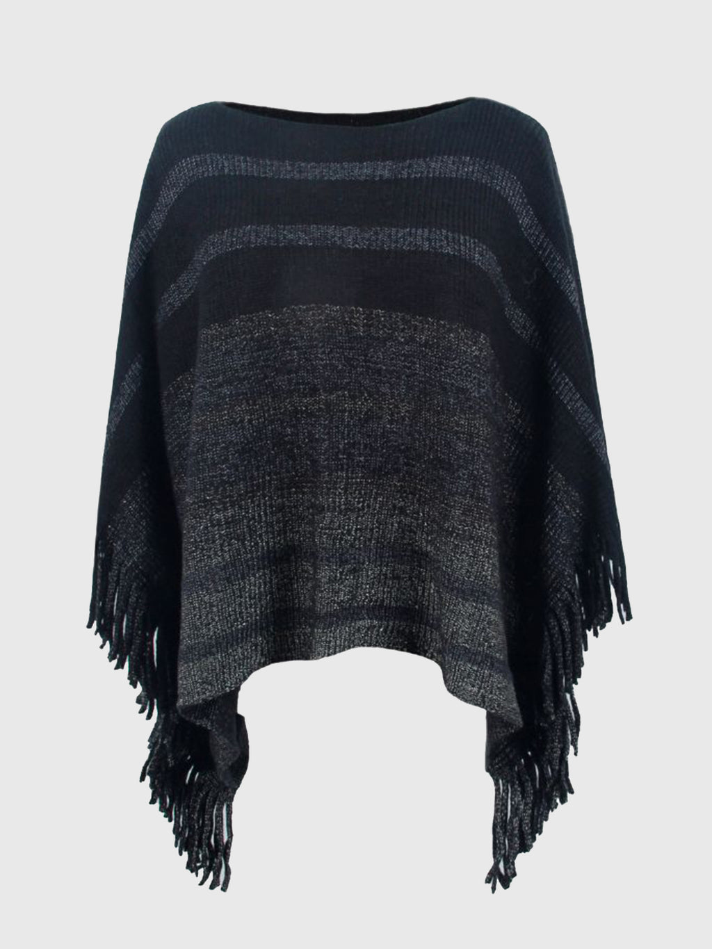 Vue trois-quarts poncho rayé avec franges, angle montrant l'encolure bateau, le motif rayures horizontales multicolores et les détails franges au bas, coupe bohème fluide
