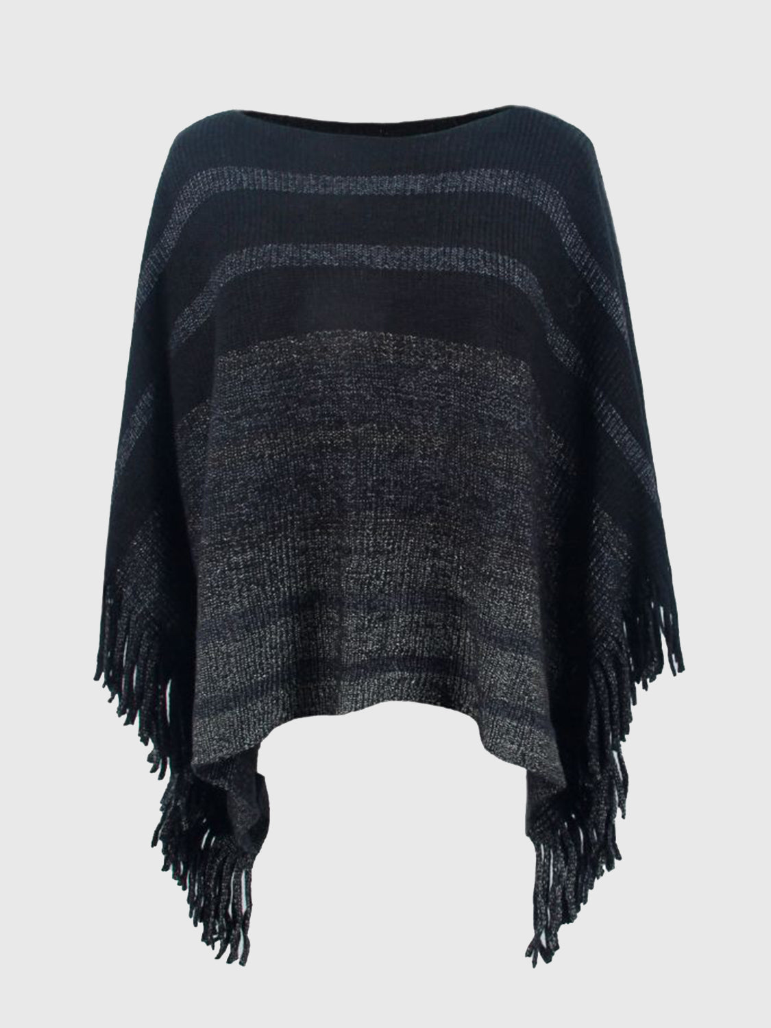 Vue trois-quarts poncho rayé avec franges, angle montrant l'encolure bateau, le motif rayures horizontales multicolores et les détails franges au bas, coupe bohème fluide
