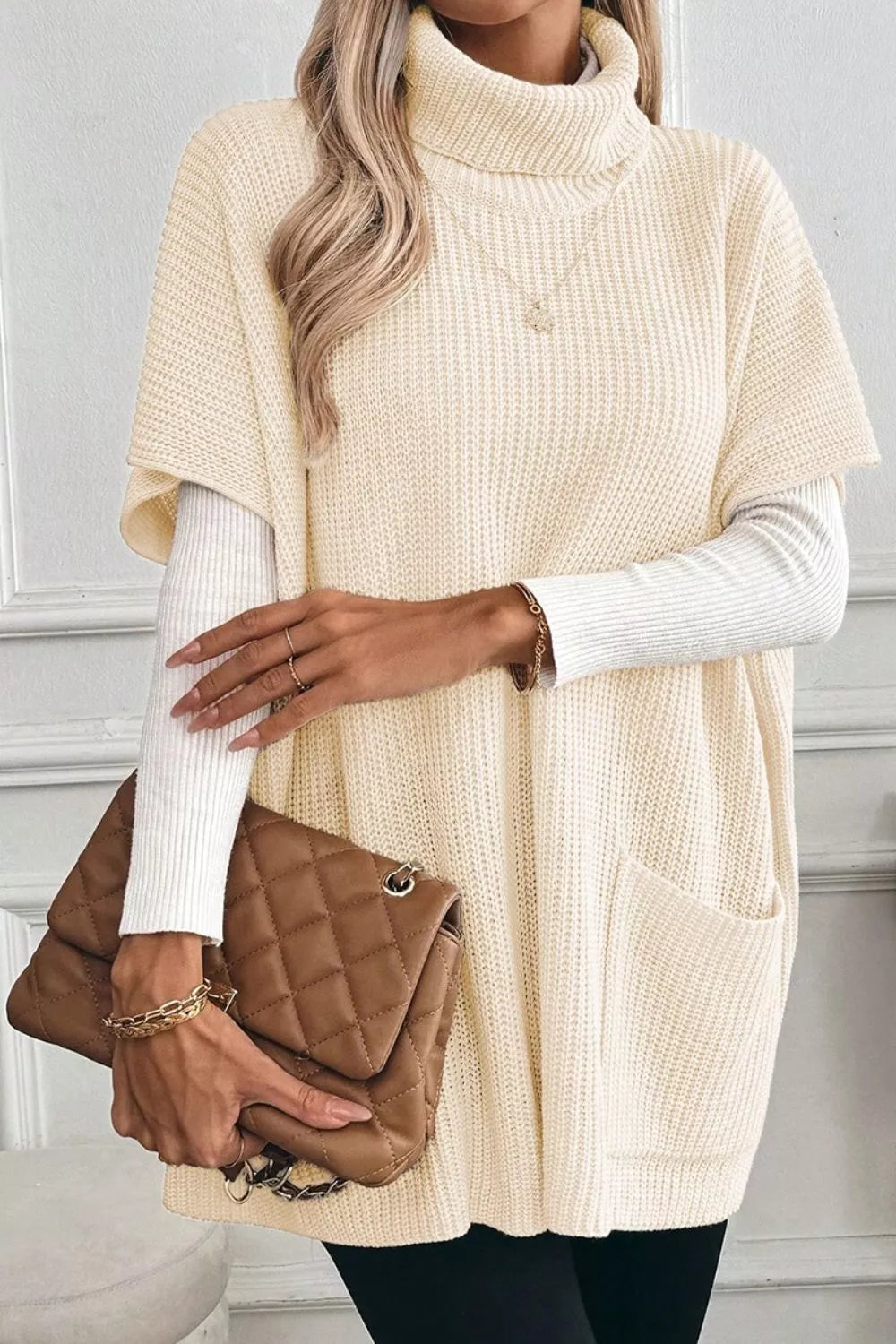 🌟 Pull col roulé manches courtes BLACK-COAT - gros plan détaillé sur le col roulé sophistiqué, les poches pratiques et la qualité de la maille acrylique douce et durable ✨
