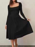 Robe midi col carré BLACK-COAT portée en mouvement - vue dynamique illustrant comment les détails froncés créent texture et mouvement, la coupe flatte la silhouette et l'élégance romantique de cette robe pour femme moderne
