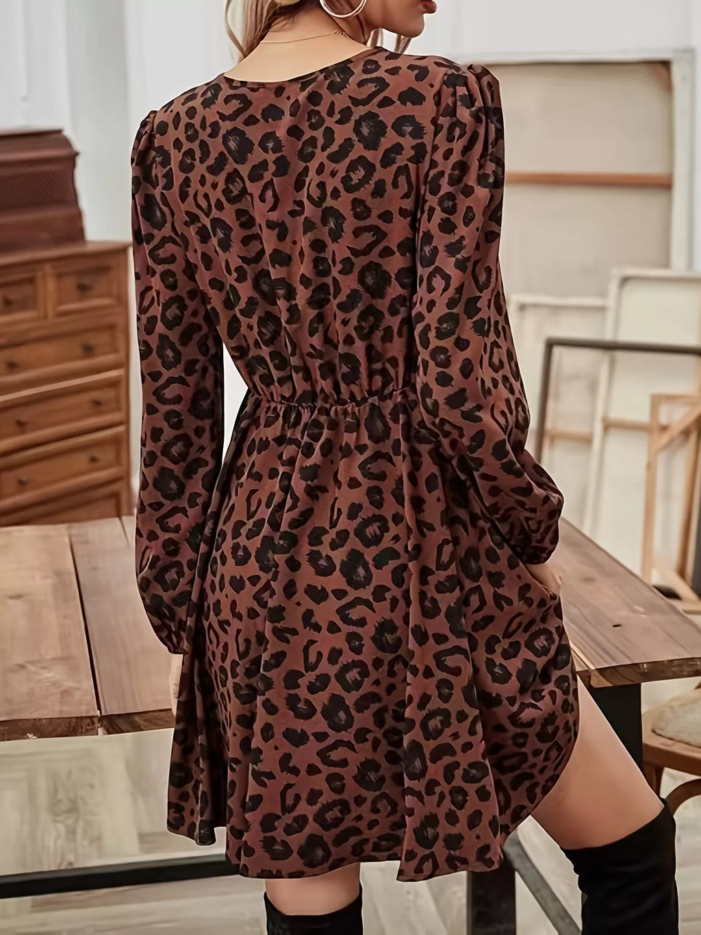 Vue arrière dos mini robe imprimé léopard, motif animal print continu de dos, manches longues visibles de dos, longueur mini, style audacieux et moderne de dos
