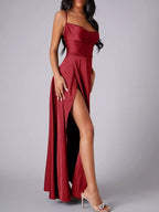 Robe Black-Coat - vue trois-quarts avec mannequin  en marche montrant le mouvement gracieux et la silhouette flatteuse, vêtement élégant tendance abordable
