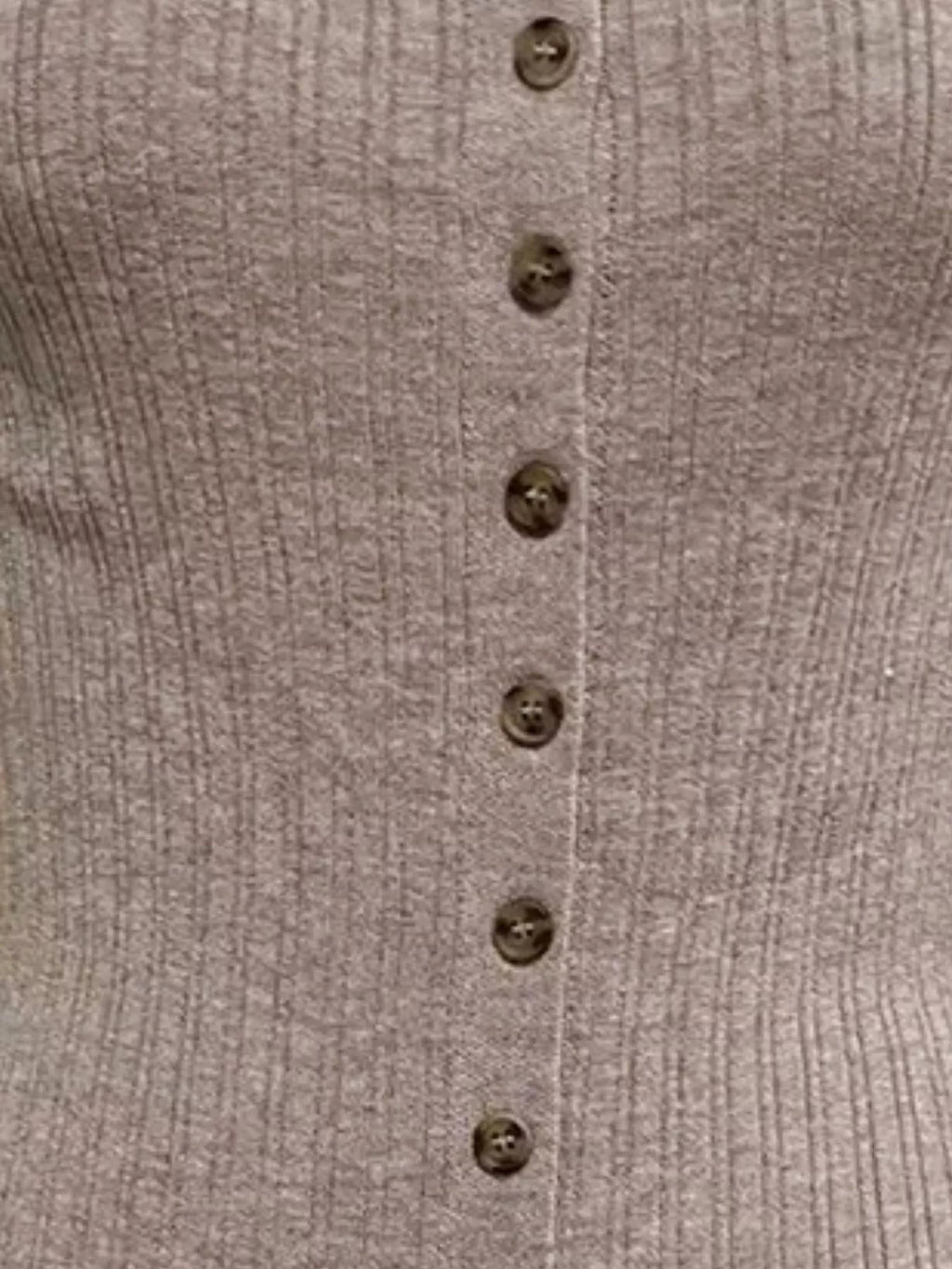 Détail boutons et maille côtelée robe pull - gros plan sur les boutons sophistiqués et la texture côtelée premium qui sublime la silhouette - BLACK-COAT
