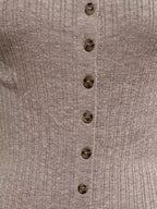 Détail boutons et maille côtelée robe pull - gros plan sur les boutons sophistiqués et la texture côtelée premium qui sublime la silhouette - BLACK-COAT
