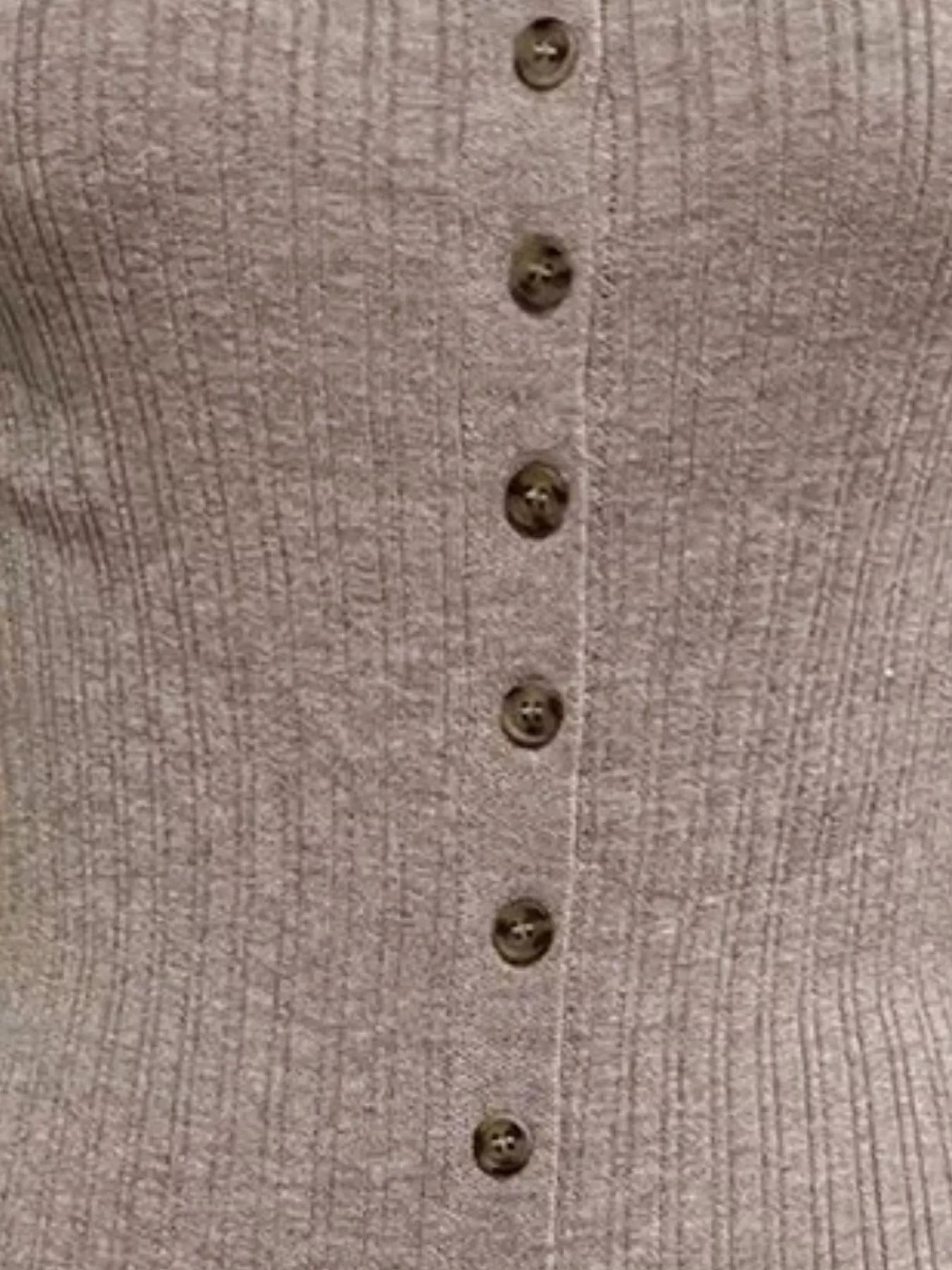 Détail boutons et maille côtelée robe pull - gros plan sur les boutons sophistiqués et la texture côtelée premium qui sublime la silhouette - BLACK-COAT
