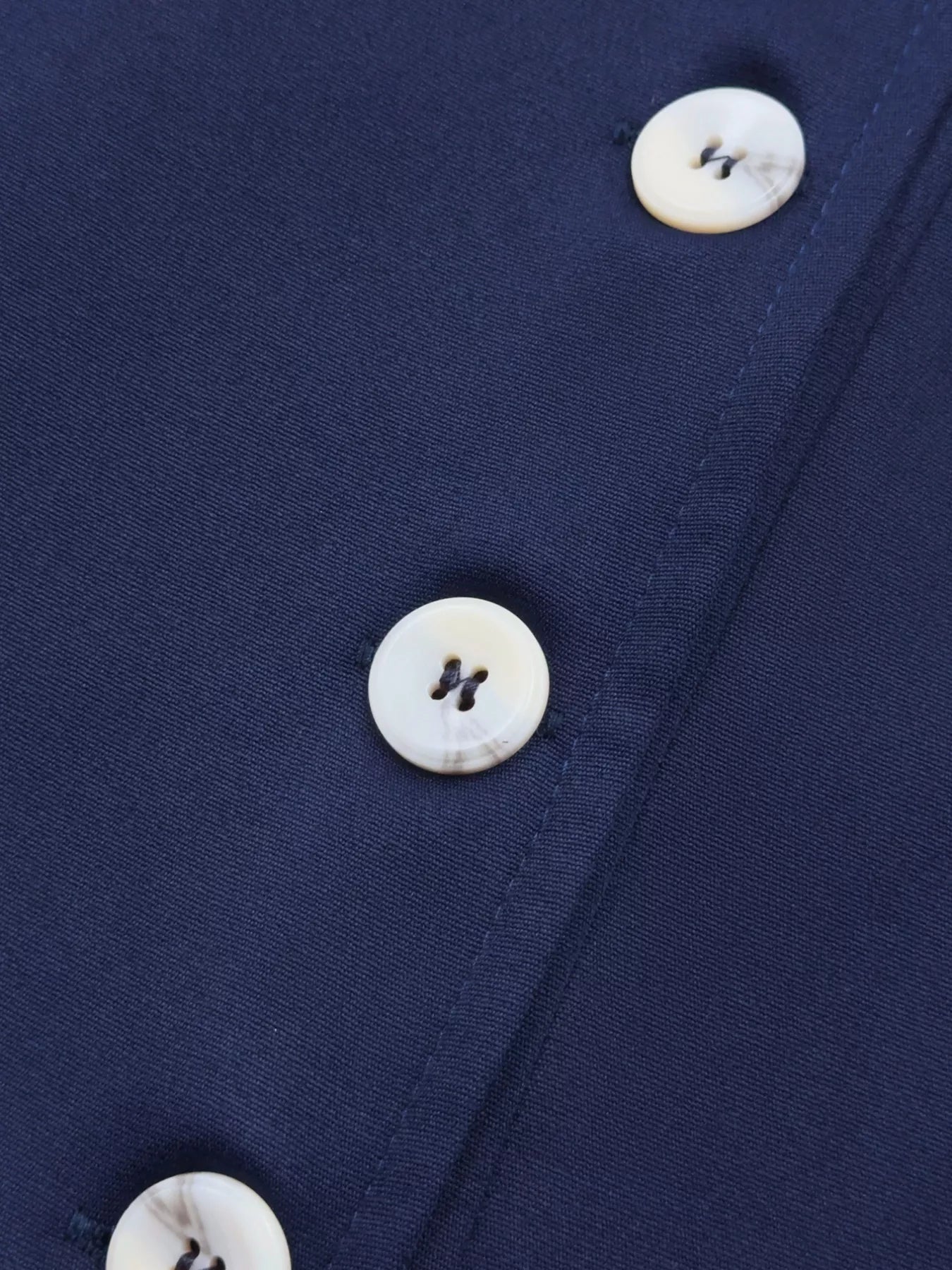 💫 Détail du boutonnage devant - Rangée de boutons élégants qui crée une ligne verticale flatteuse et un charme rétro-chic ✨