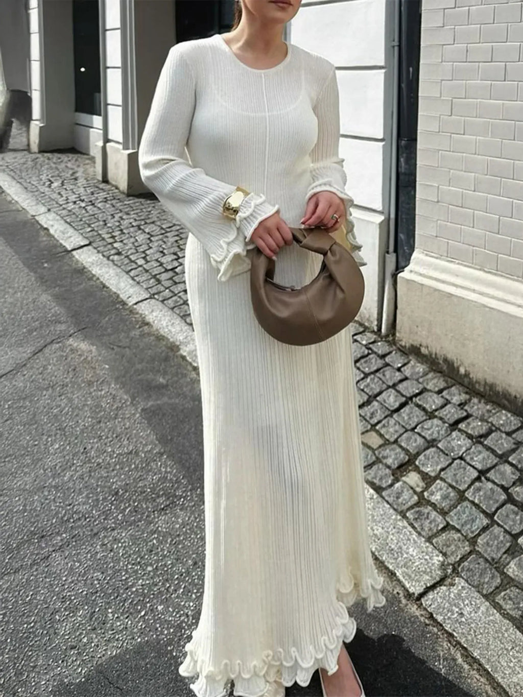 Robe pull côtelée ourlet à volants - vue de profil révélant la ligne élégante et le détail de l'ourlet à volants féminin - BLACK-COAT
