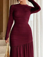 Détail froncé de la robe bodycon BLACK-COAT - gros plan sur les détails froncés stratégiques, montrant la qualité du tissu polyester-élasthanne et la finition sophistiquée qui sculpte et flatte la silhouette
