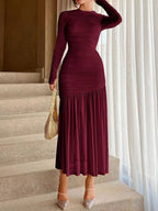 Robe midi bodycon BLACK-COAT portée en mouvement - vue dynamique illustrant comment la coupe bodycon célèbre les courbes, les détails froncés créent une silhouette sculptée et l'élégance confiante de cette robe pour femme moderne
