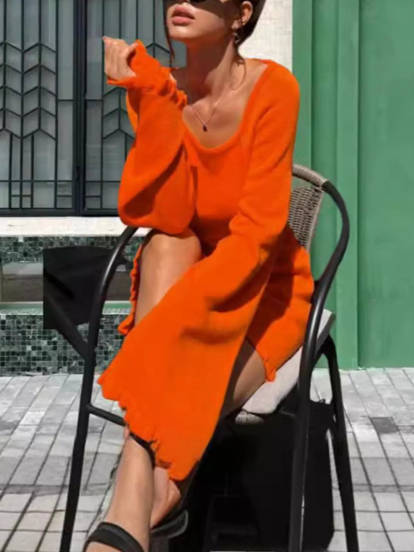 Robe pull dos nu avec liens - vue de profil révélant la ligne élégante et le détail du dos ouvert audacieux - BLACK-COAT
