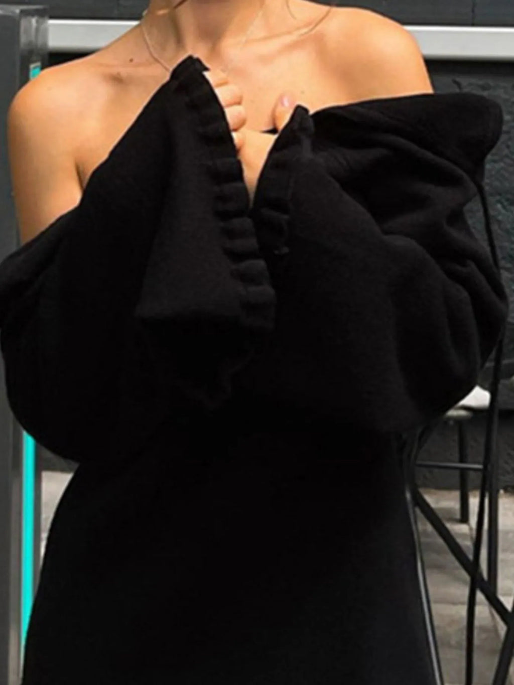 Robe pull dos nu manches longues - vue arrière détaillant le dos nu sensuel avec les liens décoratifs raffinés - BLACK-COAT
