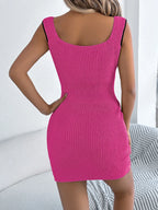 Robe pull bordures contrastées - vue de dos détaillant la longueur mini dynamique et l'harmonie des bordures contrastées - BLACK-COAT
