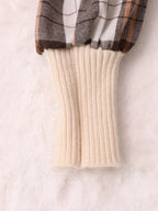 Détail motif à carreaux robe pull - gros plan sur le motif à carreaux intemporel et la texture premium de la maille - BLACK-COAT
