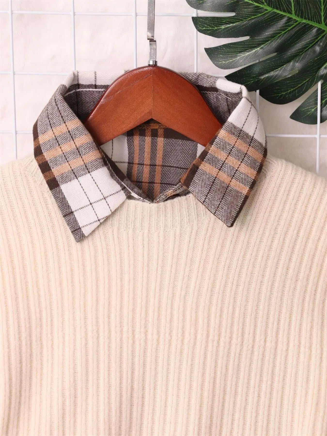 Robe pull à carreaux avec ceinture - vue rapproché révélant la silhouette élancée créée par la ceinture et le motif à carreaux sophistiqué - BLACK-COAT
