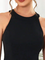 Détail de l'ourlet asymétrique de la robe sans manches - vue rapprochée montrant le tombé fluide du tissu polyester de qualité premium accessible et la finition soignée
