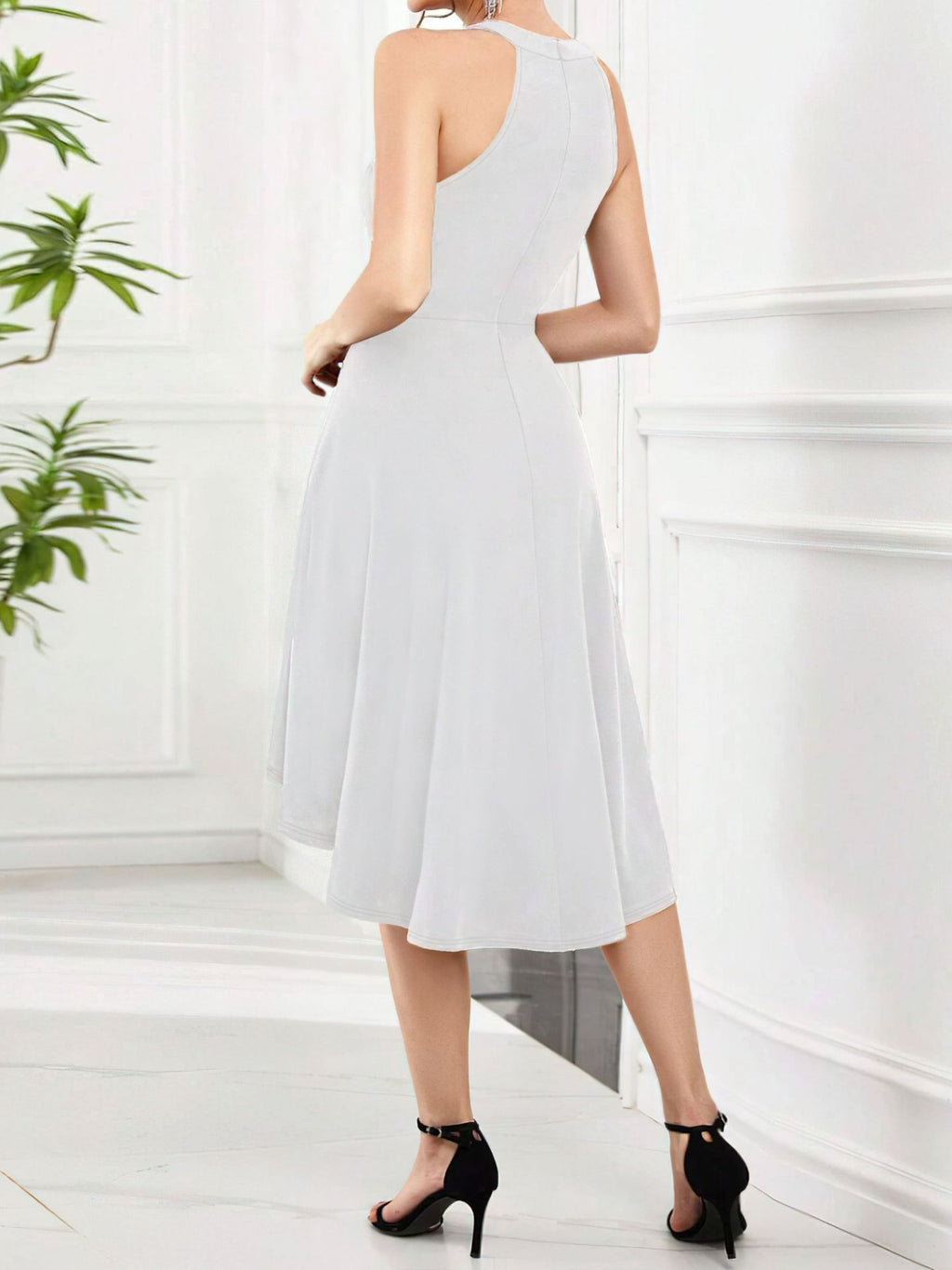 Robe élégante Black-Coat à ourlet high-low - vue arrière complète dévoilant la longueur asymétrique allongée et la coupe ajustée pour une silhouette féminine sophistiquée
