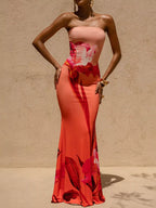 Robe maxi bodycon tube BLACK-COAT portée en mouvement - vue dynamique illustrant comment la coupe tube met en valeur le décolleté, la fente crée du mouvement élégant et la confiance audacieuse de cette robe pour femme moderne
