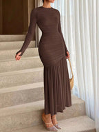 Robe bodycon froncée BLACK-COAT - vue de profil révélant la coupe sculptante flatteuse, les détails froncés qui créent texture et dimension, le tombé élégant du tissu légèrement extensible et la sophistication moderne de cette pièce statement
