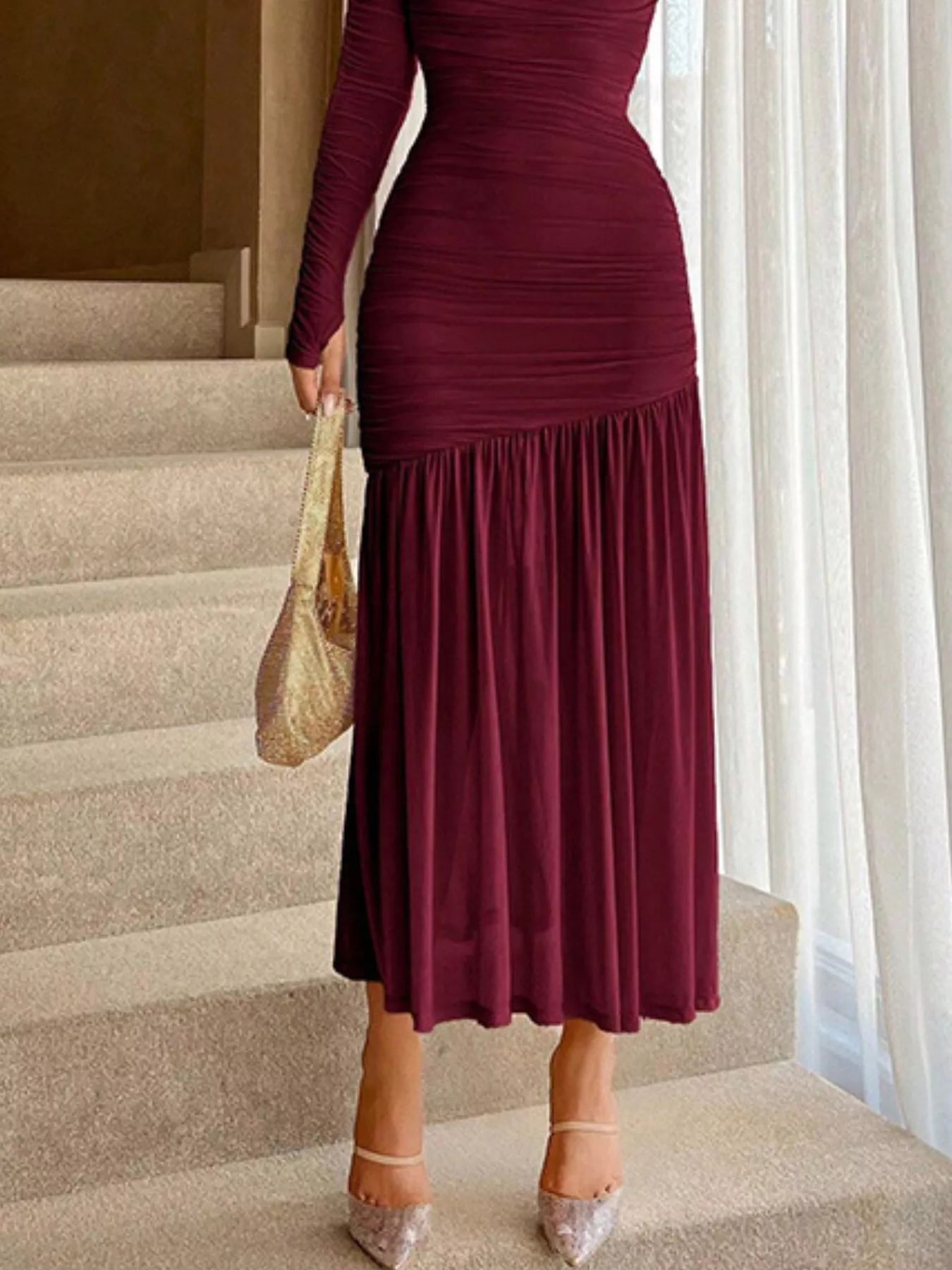 Robe bodycon froncée manches longues BLACK-COAT - vue arrière dévoilant la coupe impeccable moulante, les détails froncés sophistiqués, et l'élégance sculptante de cette pièce essentielle pour occasions chics et événements spéciaux
