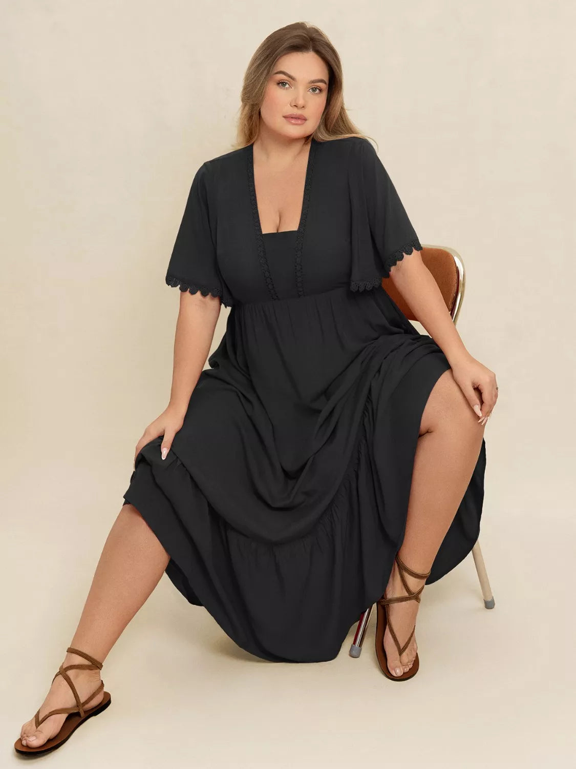  Robe Maxi Boho à Volants Black-Coat noire grande taille - vue complète illustrant l'élégance bohème et la coupe flatteuse pour toutes les silhouettes (0XL-4XL)