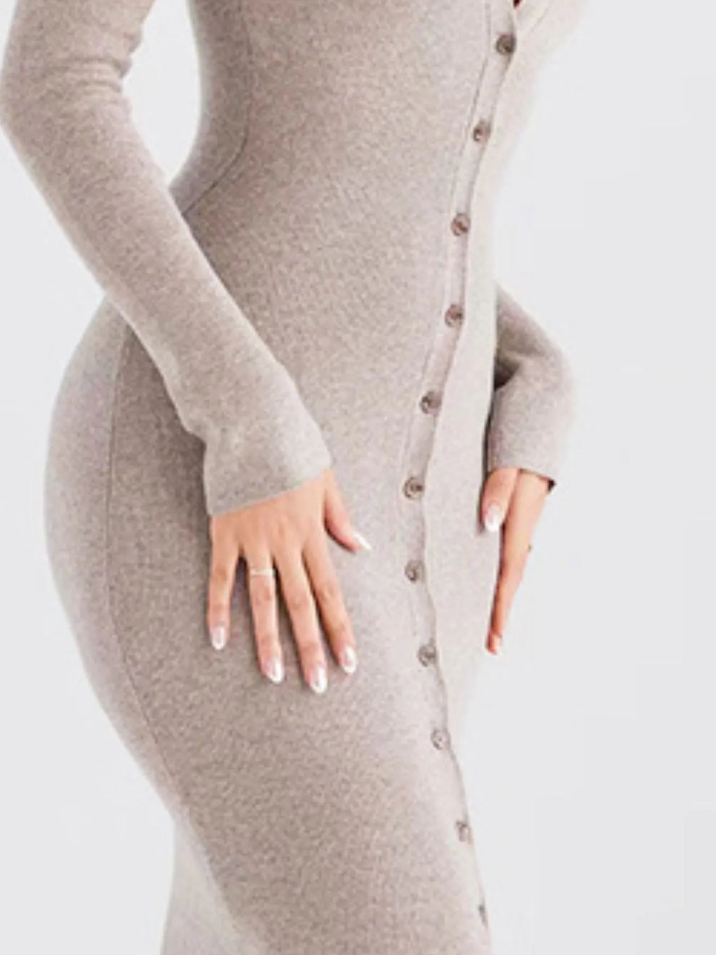 Détail boutons devant robe pull - gros plan sur les boutons décoratifs qui apportent une touche raffinée et intemporelle - BLACK-COAT
