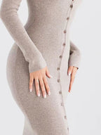 Détail boutons devant robe pull - gros plan sur les boutons décoratifs qui apportent une touche raffinée et intemporelle - BLACK-COAT
