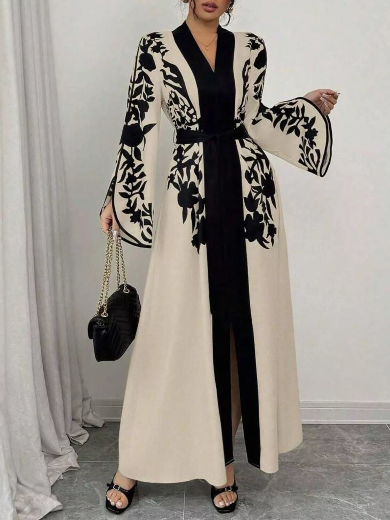 Détail imprimé et ceinture de la robe maxi BLACK-COAT - gros plan sur le motif vibrant et la ceinture à nouer, montrant la qualité du tissu coton-élasthanne et les détails sophistiqués de cette pièce bohème élégante
