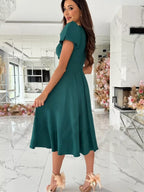 Robe cache-cœur midi BLACK-COAT - vue de profil révélant la silhouette féminine élégante, le tombé gracieux du coton premium, la coupe flatteuse et le style estival intemporel parfait pour toutes occasions
