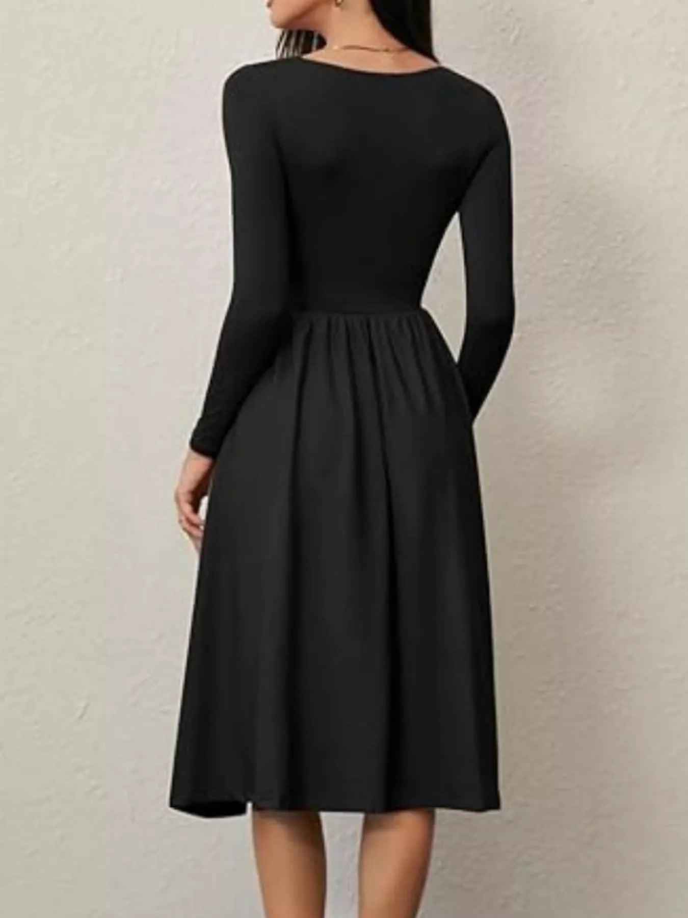Robe midi froncée col carré BLACK-COAT - vue arrière dévoilant la coupe impeccable, le tombé gracieux du tissu coton, et la sophistication romantique de cette pièce signature pour occasions chics et événements spéciaux
