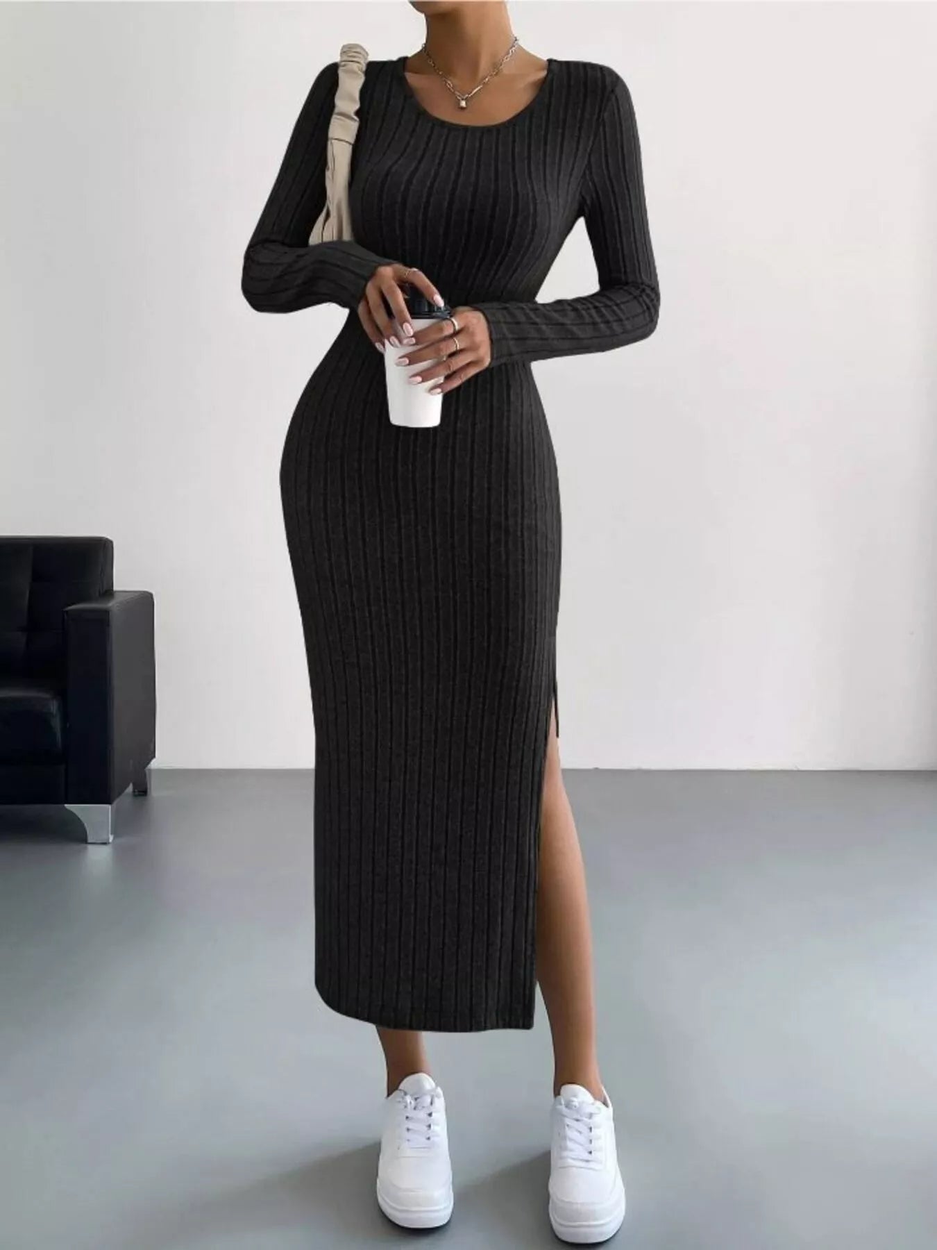 Robe midi tricot côtelé bodycon - détail de la coupe ajustée célébrant les courbes naturelles avec confiance et sophistication moderne - BLACK-COAT