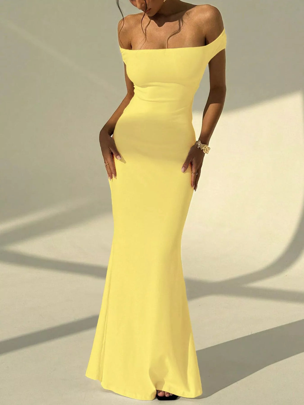 💫 Robe maxi sirène moulante BLACK-COAT - vue de profil illustrant la coupe bodycon sculptante qui épouse les courbes, le décolleté épaules dénudées et l'allure glamour digne du red carpet 👗
