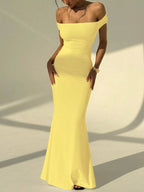 💫 Robe maxi sirène moulante BLACK-COAT - vue de profil illustrant la coupe bodycon sculptante qui épouse les courbes, le décolleté épaules dénudées et l'allure glamour digne du red carpet 👗
