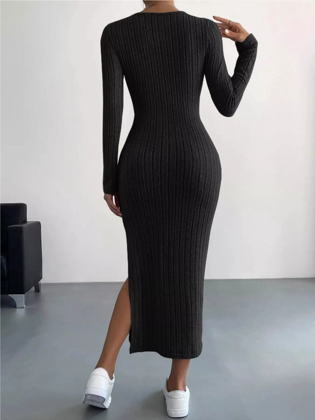 Robe midi bodycon côtelée grande taille - vue de dos montrant la coupe ajustée épousant les courbes et les finitions soignées du tricot extensible - BLACK-COAT