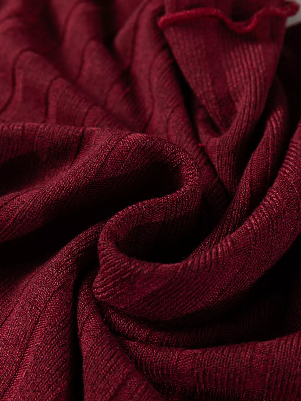 Robe mini maille côtelée col volant - détail du patchwork couture qui ajoute du caractère - BLACK-COAT
