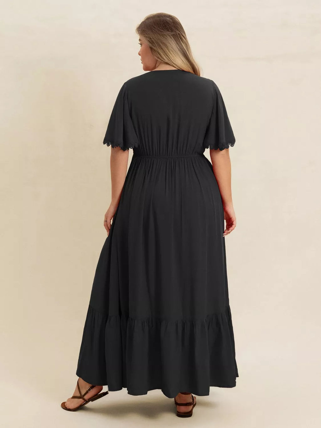  Détails dos de la Robe Maxi Boho à Volants Black-Coat noire grande taille - montrant les volants étagés et la longueur maxi élégante