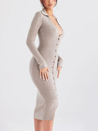 Robe pull manches longues avec boutons devant - vue de face montrant la rangée de boutons raffinés, les manches longues élégantes et la coupe flatteuse - BLACK-COAT
